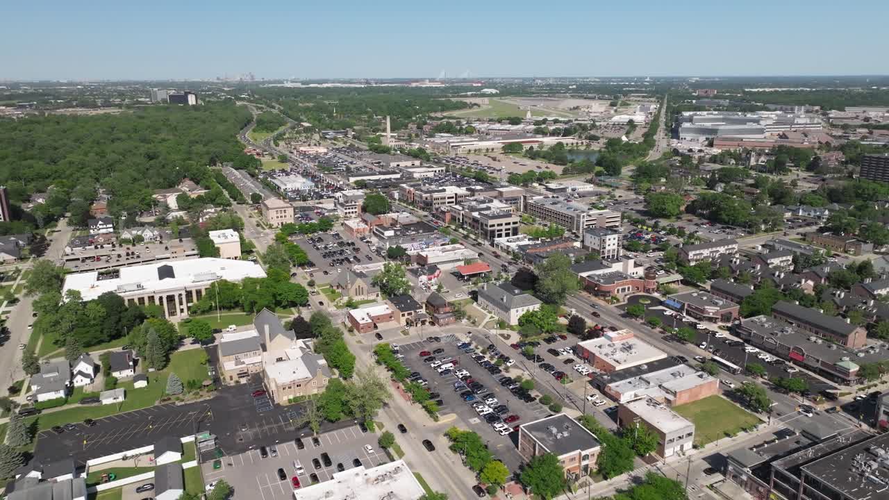 el centro de dearborn, michigan con un video de un avión no tripulado en un ángulo amplio