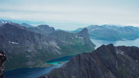 panorama de la montaña y el fiordo de kvaenan en la isla de senja, noruega