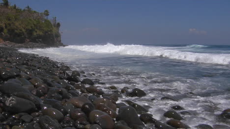 Las-Olas-Ruedan-Hacia-Una-Playa-Rocosa