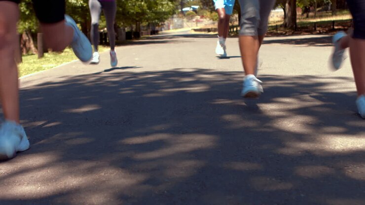 Gara di corsa nel parco con persone in forma, in formato ad alta qualità