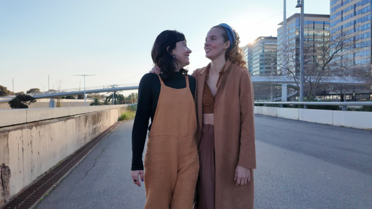 도시 거리를 고 있는 두 여인