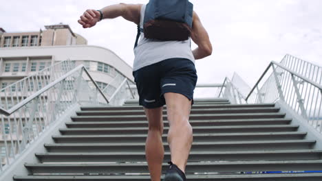 atleta masculino en forma que corre para estar en forma