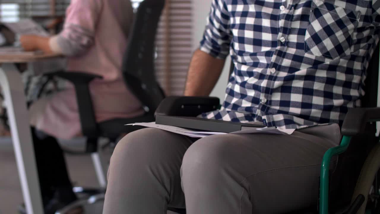 hombre discapacitado usando una computadora portátil en la oficina