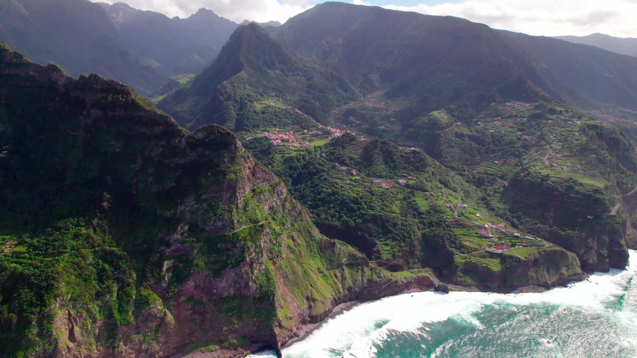 Vista Aérea: Picos de Montanha Imponentes e Cidade Costeira na Ilha da Madeira, Portugal