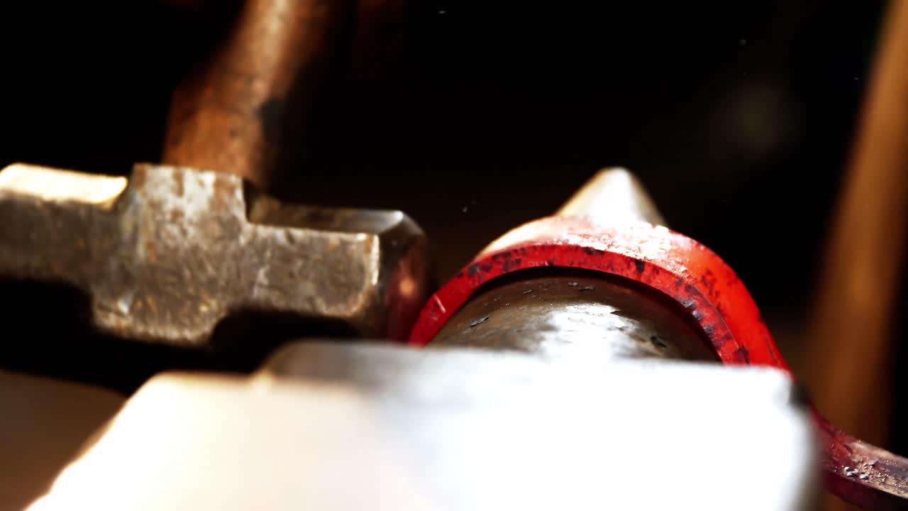 철 막대기 에서 일 하는 도공 의 클로즈업