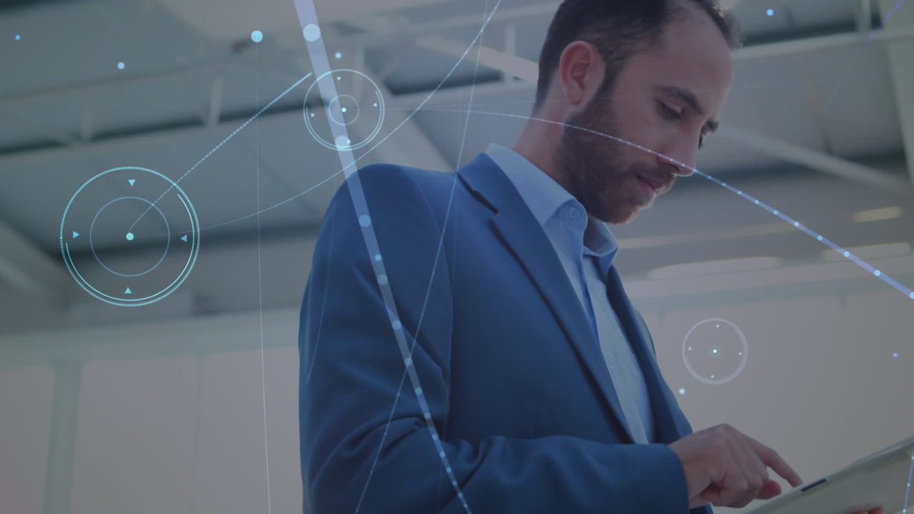 태블릿을 사용하는 코카시안 사업가에 대한 연결 네트워크의 애니메이션
