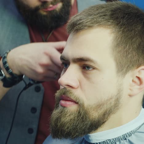 Elegante-Peluquero-Barbudo-Trabajando-En-Salón