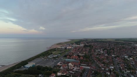 puesta de sol costera en el popular balneario de skegness en la costa este de inglaterra