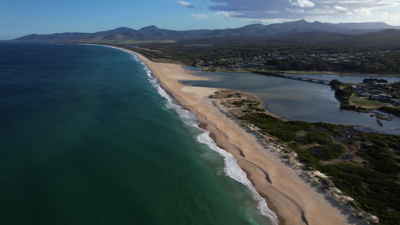 Peaceful Scenery Of Steels Beach In Tasmania, Australia - Aerial Pullback