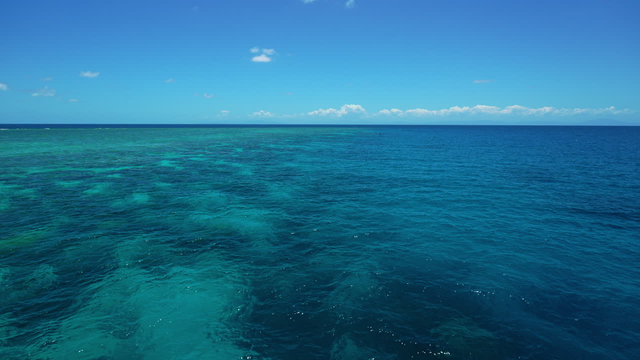산호해의 그레이트 배리어 리프의 잔잔한 물