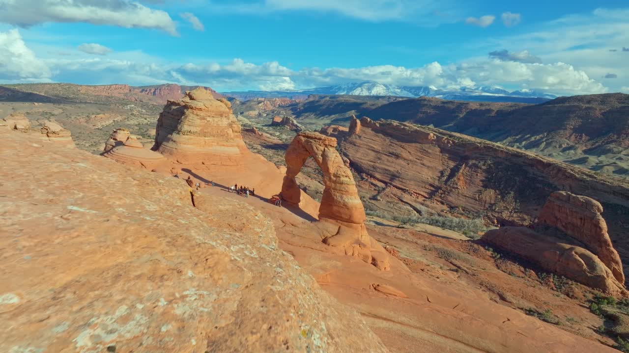 미국 유타 주 아치스 국립 공원 에 있는 관광객 들 - 공중 드론 촬영