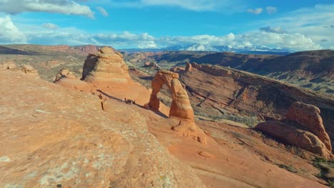 turistas en el parque nacional de arches en utah, estados unidos - toma aérea de drones