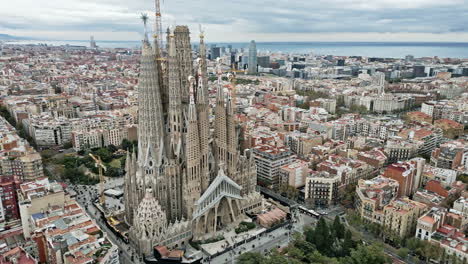 Drone-Flight-Over-Barcelona,-Spain,-La-Sagrada-Familia