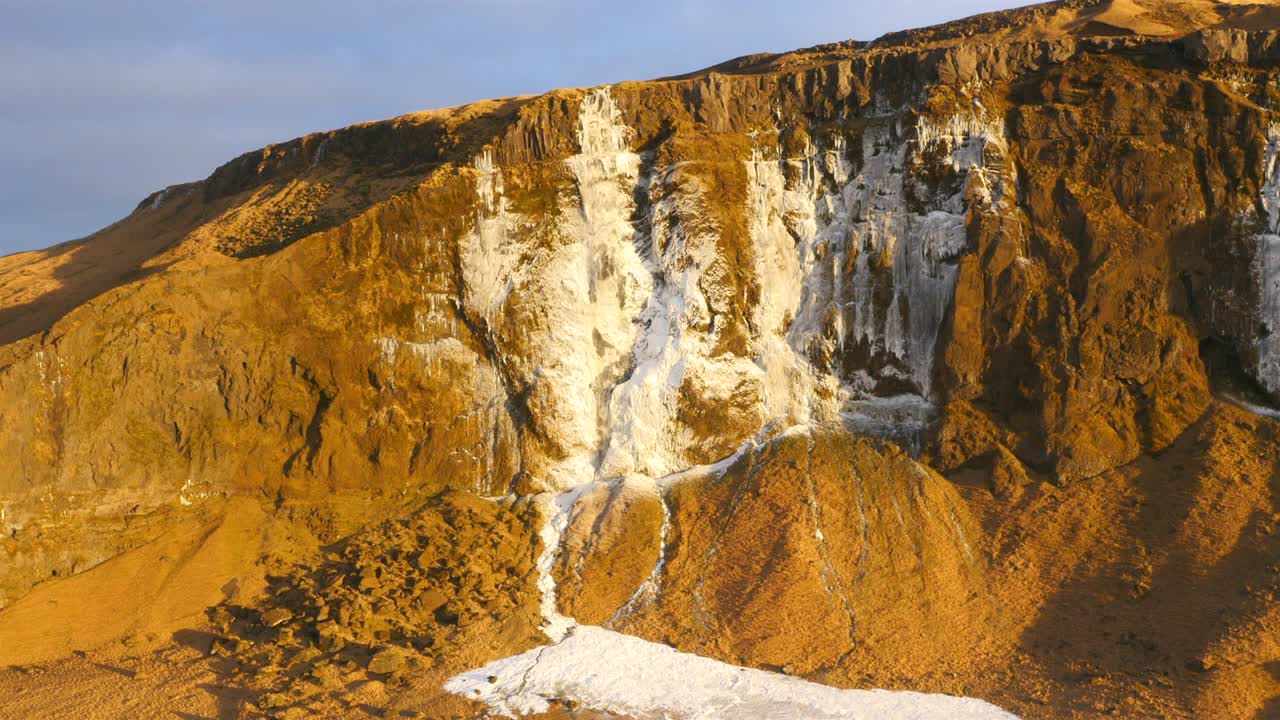 vista aérea de un hermoso paisaje con cascadas congeladas en islandia