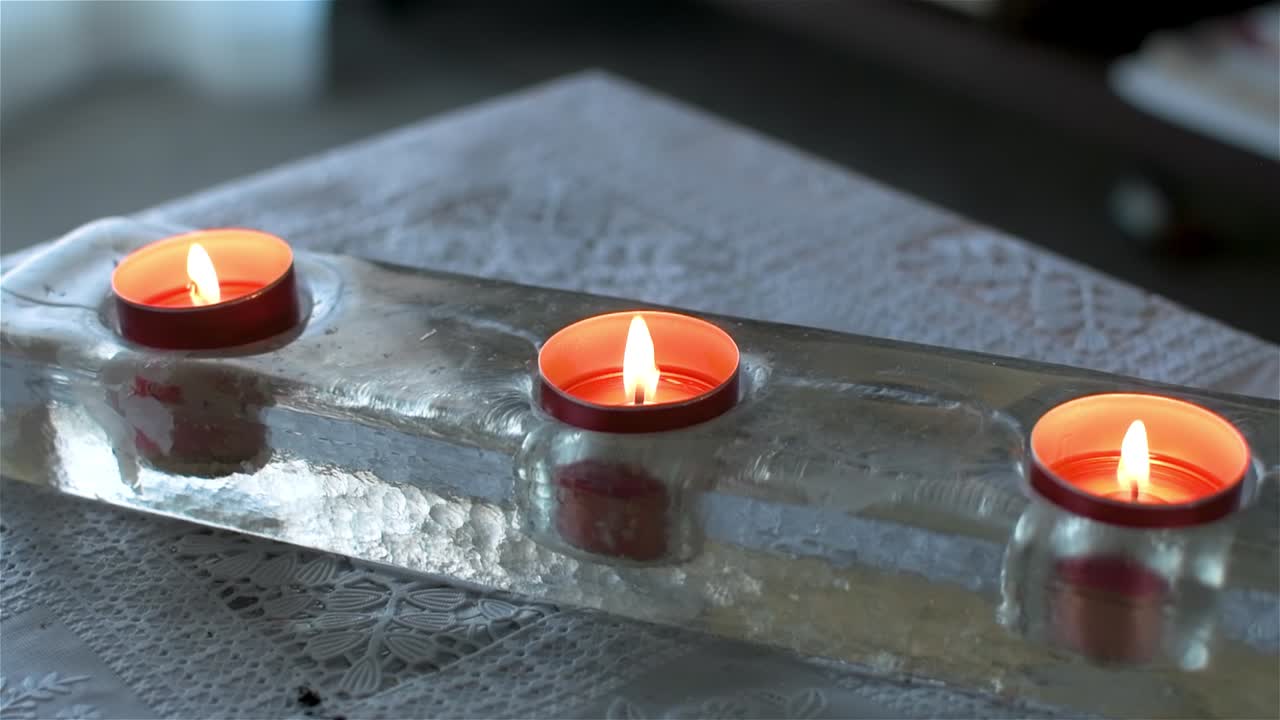 vista superior de tres velas aromáticas sobre una mesa en la casa