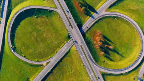 Coches-Circulando-Por-El-Cruce-De-Autopistas.-Vista-Aérea-De-La-Intersección-De-La-Carretera