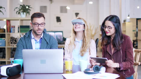 experiencia de realidad virtual de trabajo en equipo