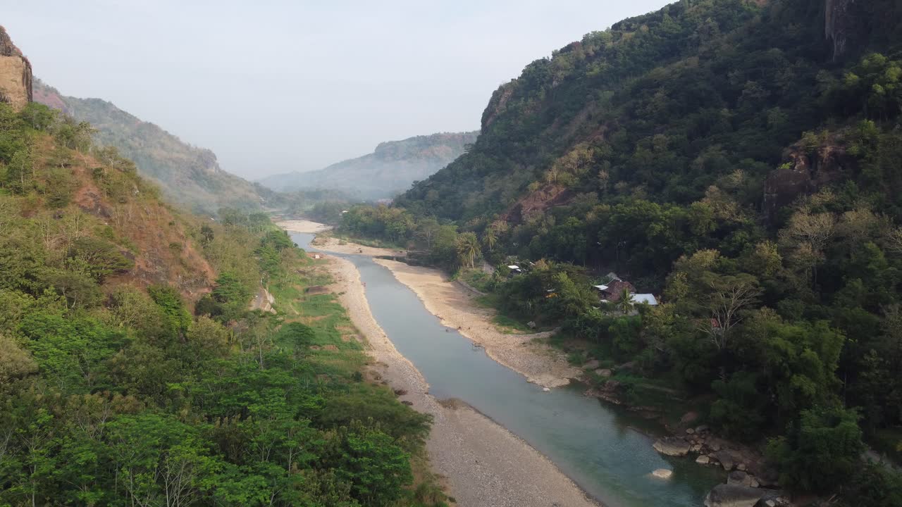hermosa vista aérea de un río en medio de las montañas por la mañana