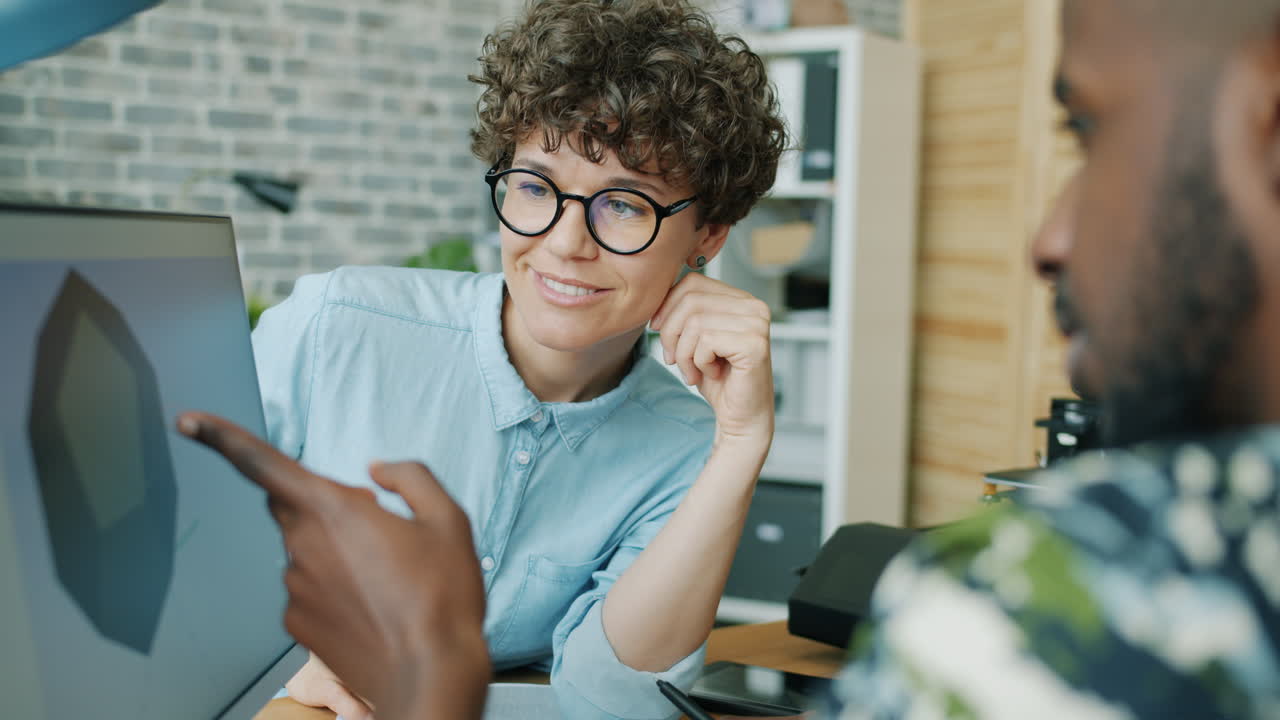 Two colleagues discussing a 3D design project
