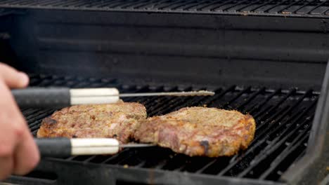 dos filetes de costilla crudos cocinados a la parrilla