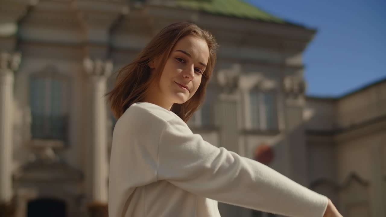 женщина растягивается на открытом воздухе