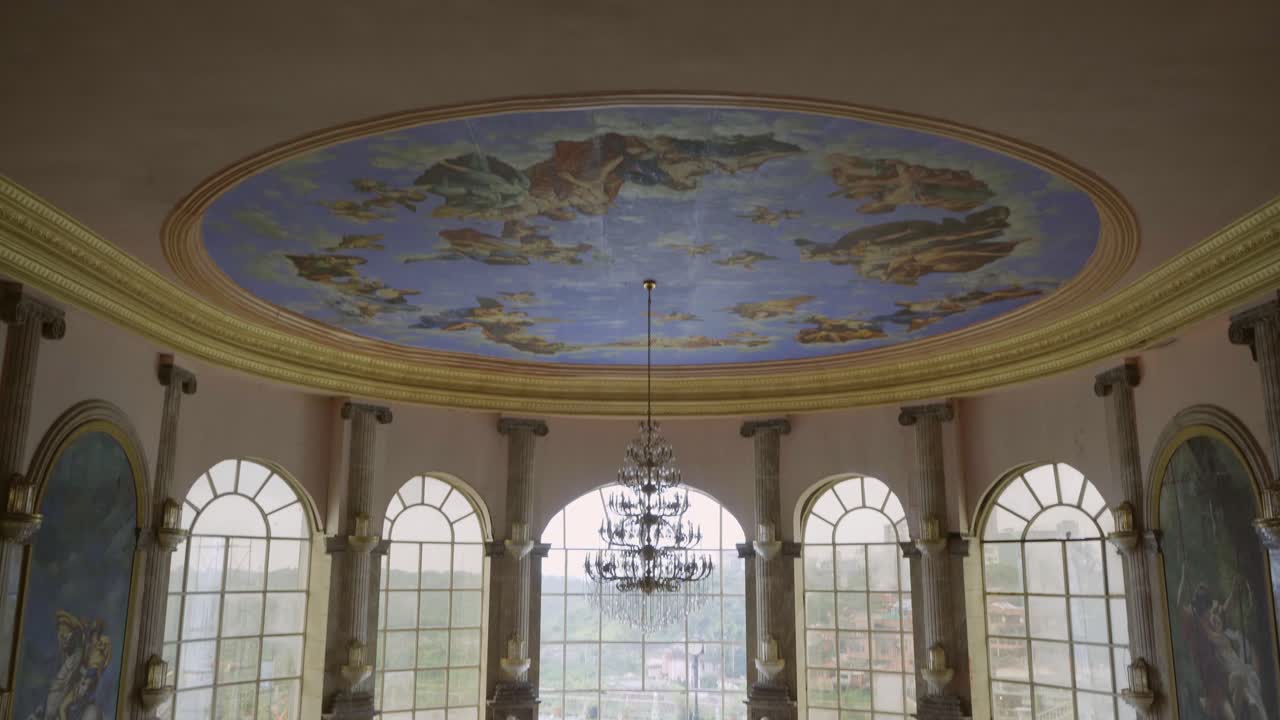 버려진 호텔 로비는 귀신이 들린 유령 같은 분위기를 주지만 영화 같은 위치와 장면을 연출합니다.