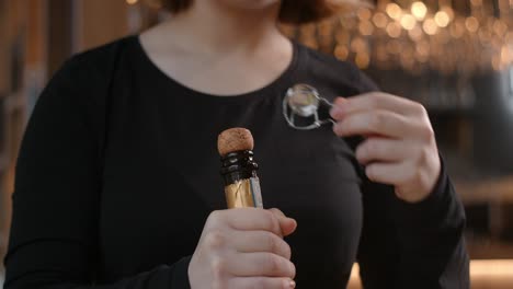 abriendo una botella de champán
