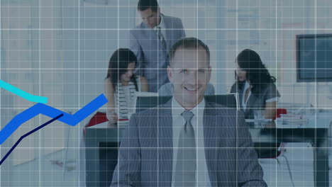 animación del procesamiento de datos sobre los empresarios caucásicos en la oficina