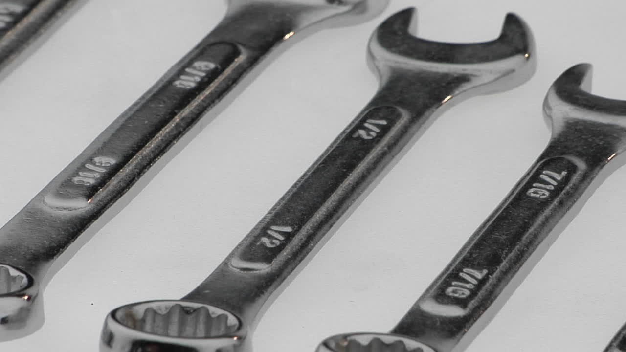 seis llaves yacen sobre una superficie blanca en un orden preciso 1