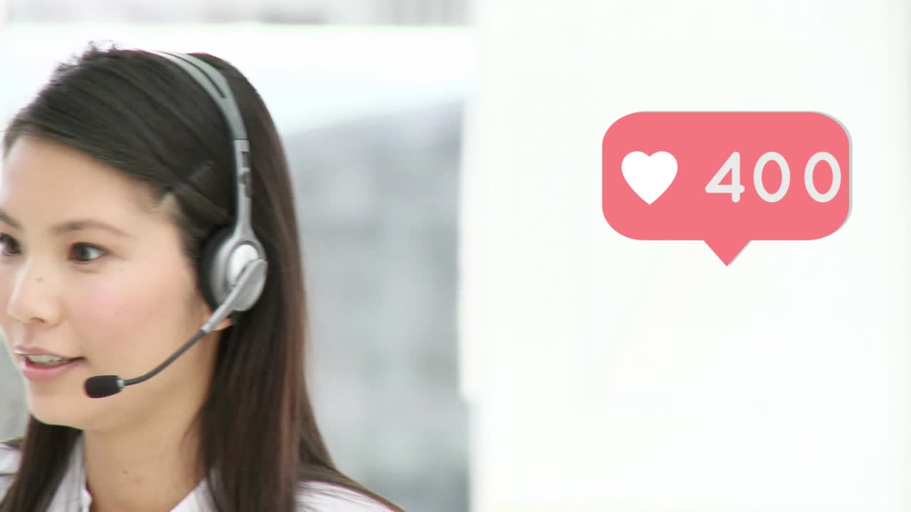 animación de iconos digitales sobre una mujer de negocios usando auriculares de teléfono