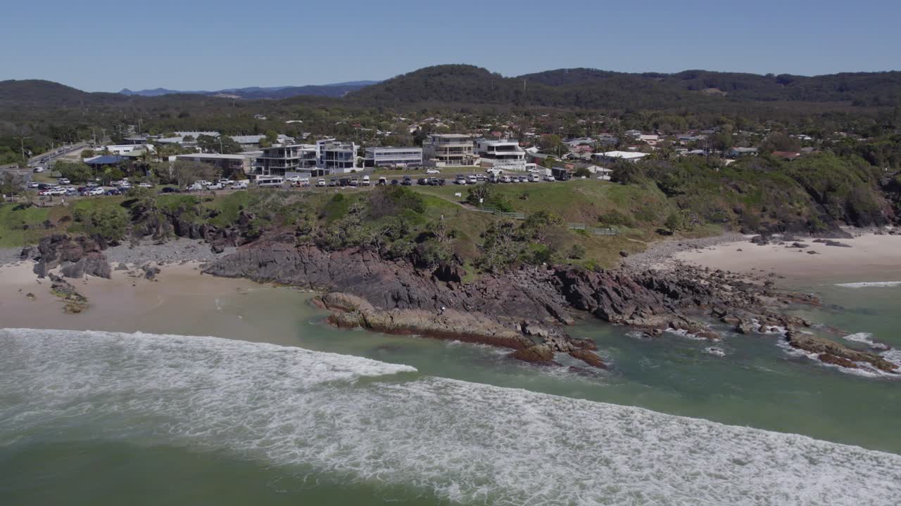 paisaje marino escénico en la playa de cabarita en nueva gales del sur, australia - toma aérea de drones
