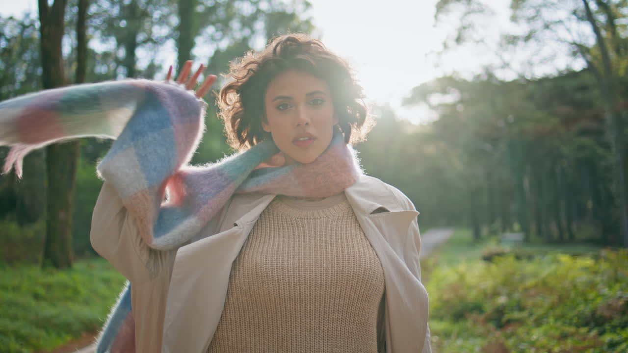 아름다운 여행자 가을 공원에서 스카프를 입고 산책하는 여자 나무 클로즈업