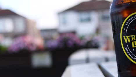 dos botellas de cerveza en una mesa de jardín