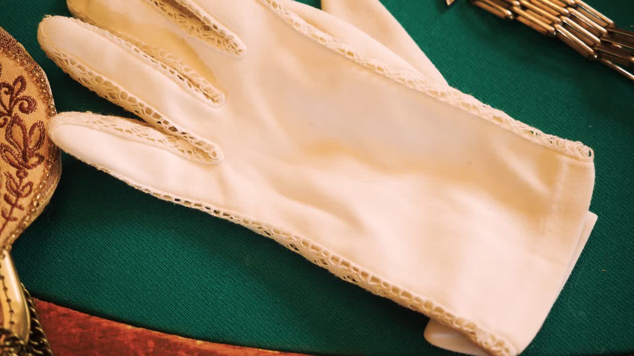 guantes de encaje blancos de época