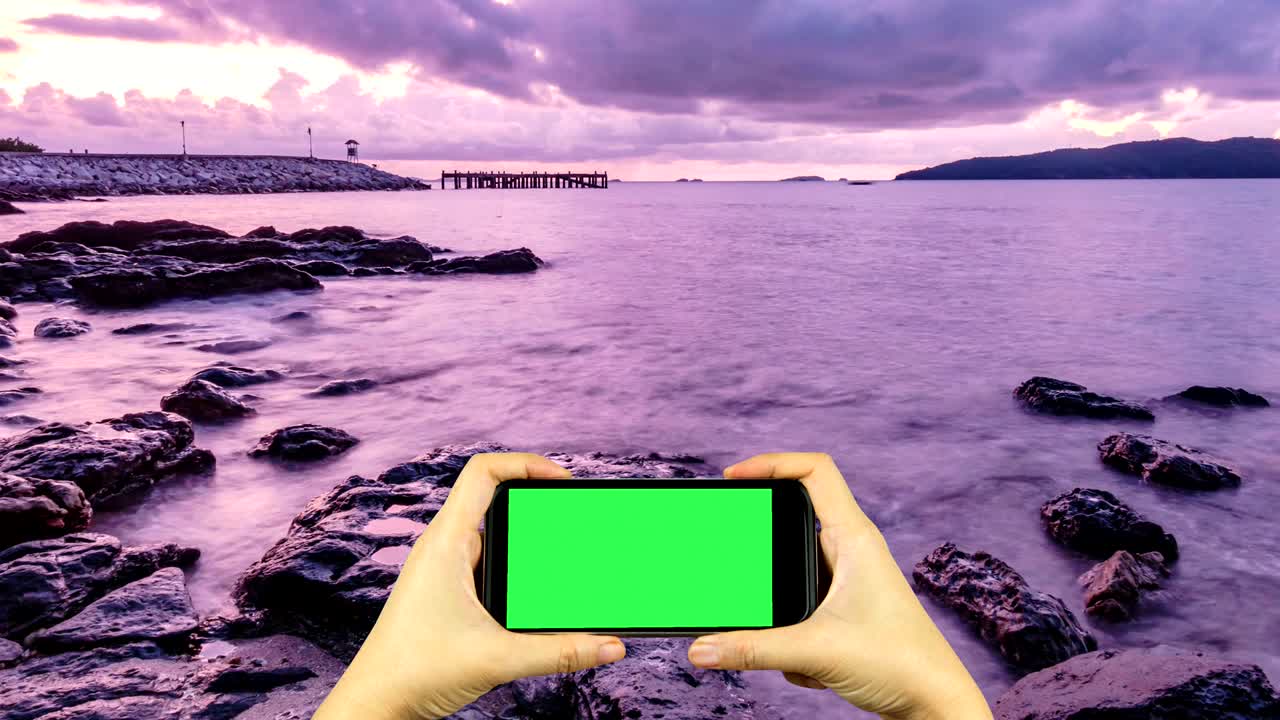 grabar un video de la naturaleza con un teléfono inteligente con pantalla verde