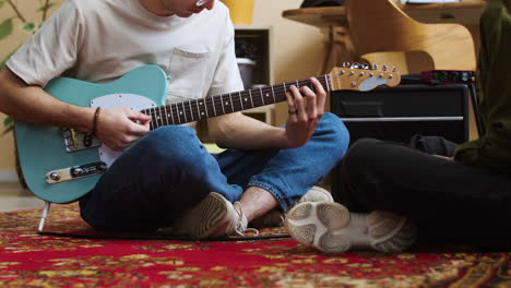 pareja improvisando música