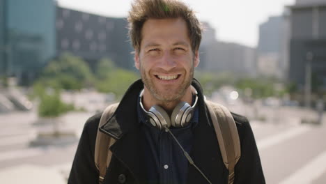 Retrato-De-Un-Joven-Apuesto-Hombre-Caucásico-En-Una-Soleada-Ciudad-Urbana-Sonriendo-Confiado-Disfrutando-De-Un-Soleado-Viaje-Urbano