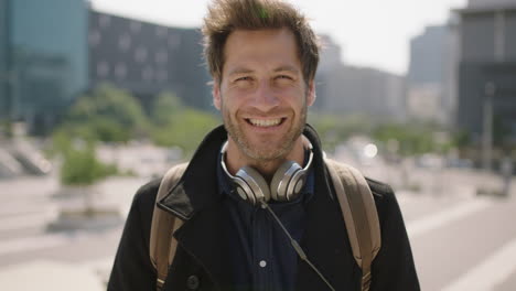 retrato de un apuesto joven caucásico en una ciudad urbana soleada sonriendo confiado disfrutando de un viaje urbano soleado