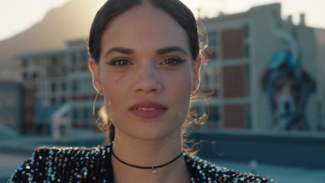 retrato de una mujer hermosa en la ciudad que se ve confiada con el viento soplando el cabello al atardecer concepto de autoimagen positiva femenina