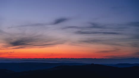 el lapso de tiempo de la mañana en el bosque negro con la luna y los colores espectaculares