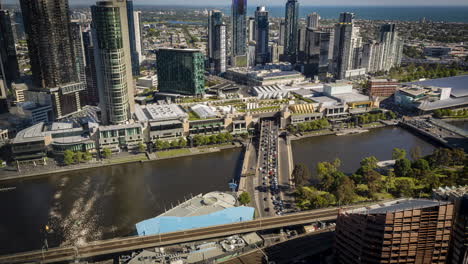 Melbourne-Krone-über-Dem-Fluss-Zeitraffer-Von-Den-Rialtotürmen,-Ebene-30,-Melbournes-Südufer,-Hauptverkehrszeit,-Schöner-Sonniger-Tag,-Albert-Park-In-Der-Ferne,-Hochhäuser