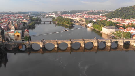 Luftbild-Zur-Moldau-Und-Zur-Karlsbrücke,-Prag,-Tschechische-Republik