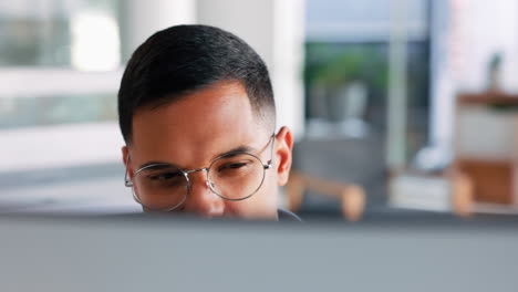 Enfoque,-Lectura-De-Computadora-Y-Hombre-De-Negocios-Trabajando