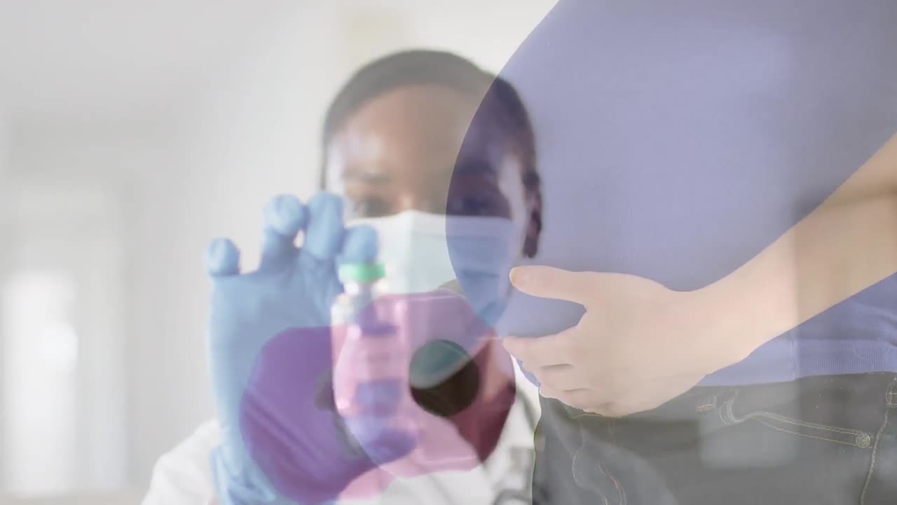 animación de una doctora con una máscara de cara sosteniendo la vacuna contra la covid, sobre una mujer embarazada haciendo ejercicio