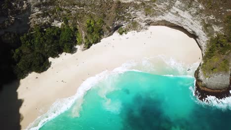 Un-Dron-De-Ojo-De-Pájaro-Disparó-Sobre-Las-Olas-Que-Se-Estrellaban-En-La-Playa-De-Kelingking-En-La-Isla-De-Nusa-Penida,-Indonesia