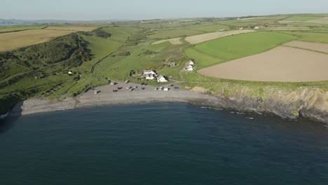 Una-Vista-Aérea-De-La-Playa-De-Abereiddi-En-Pembrokeshire,-Gales-Del-Sur,-En-Una-Tarde-Soleada-Con-Un-Cielo-Azul-Claro.