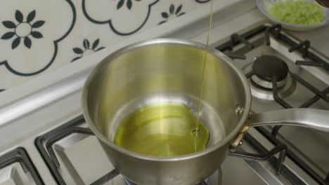 agregar aceite de oliva en una sartén de metal