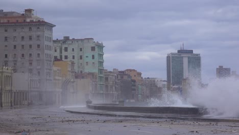 哈瓦那的馬列康 (malecón) 海<unk>在一個巨大的冬天風暴中受到打擊.