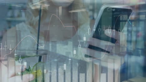 animación de estadísticas y procesamiento de datos financieros sobre mujeres que usan teléfonos inteligentes