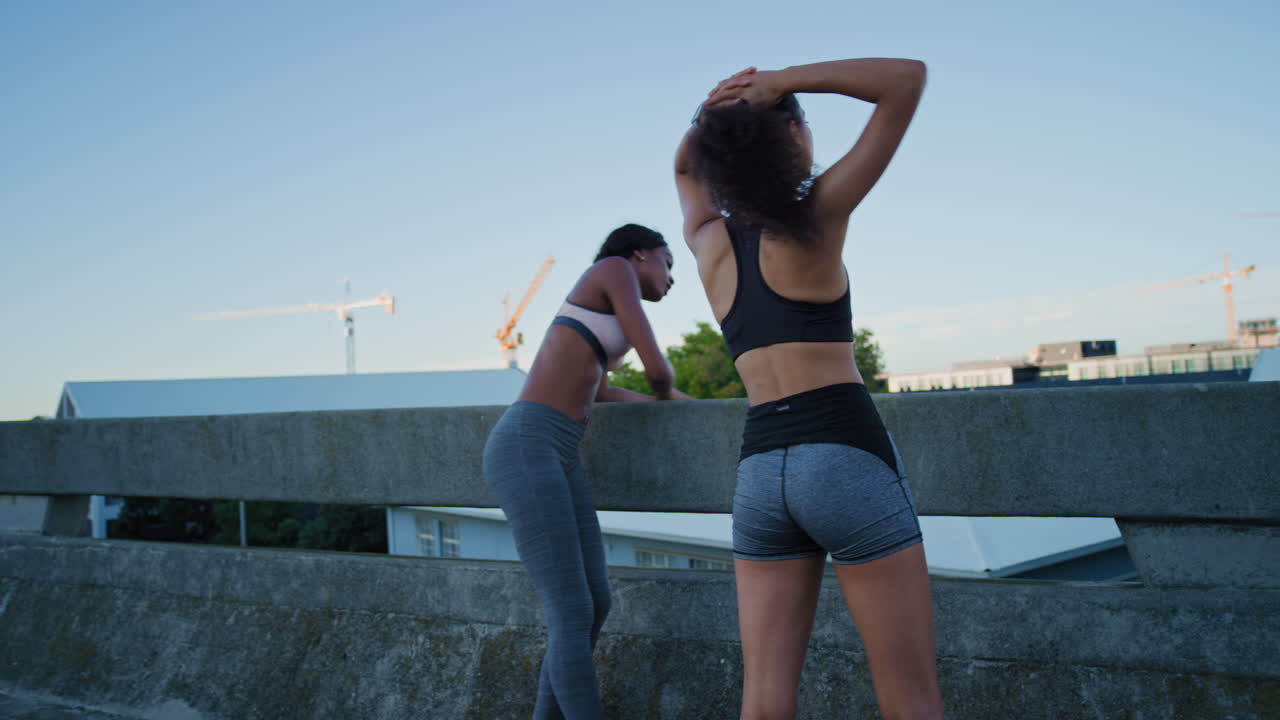 fitness, ejercicio y mujeres cansadas amigos corriendo